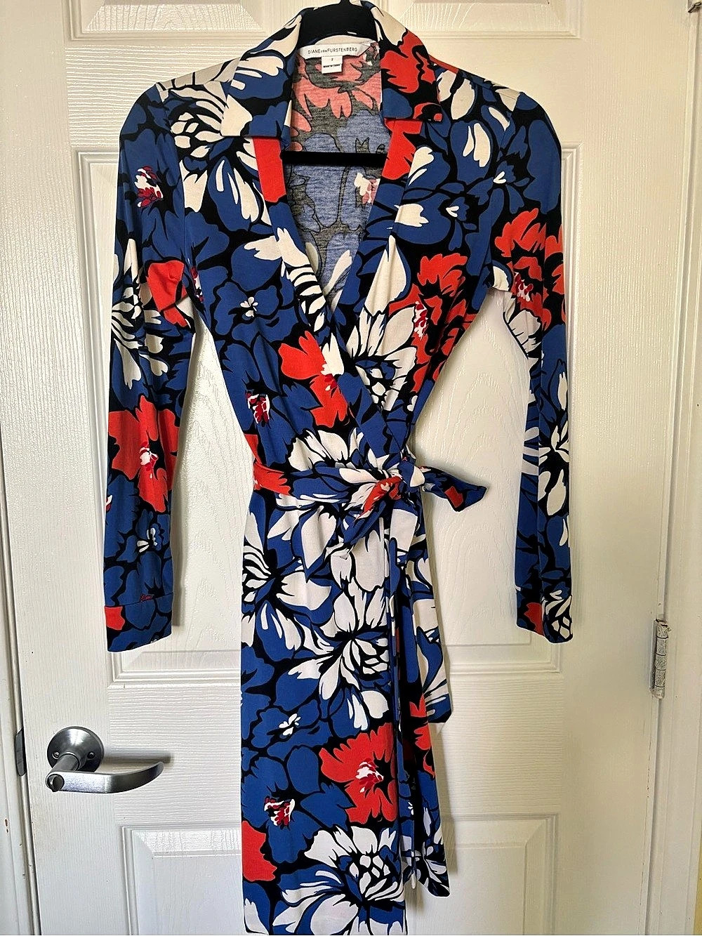 Diane von Furstenberg Wrap dress Floral Midi Size 2 Like New